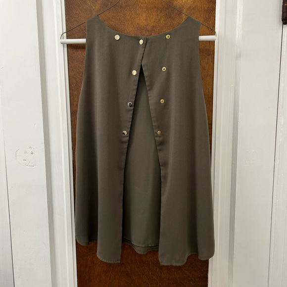 Tank with buttons on back- open back. - Picture 2 of 3